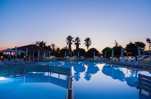 Piscina a l'aire lliure de temporada (horari: 08:00-19:00) i para-sols