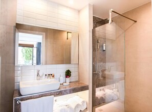 Regadera, amenidades de baño gratuitas, secadora de cabello, toallas 