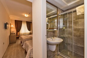 Triple Room | Memory-foam beds, minibar, in-room safe, iron/ironing board - Laleli Gonen Hotel (Istanbul)