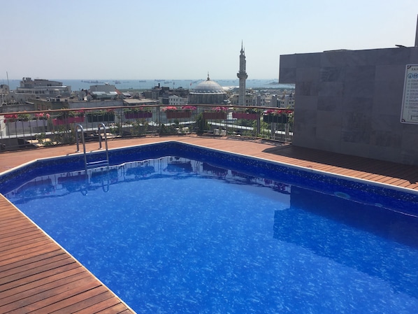 Piscine extérieure (ouverte en saison)