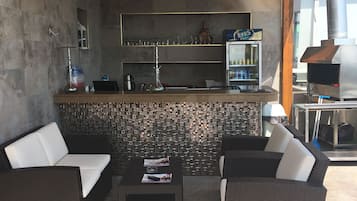 Bar tepi kolam renang