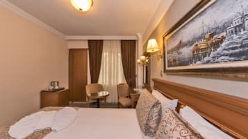 Busa memori, minibar, brankas, dan meja kerja