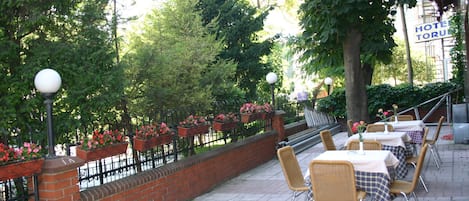 Café da manhã com buffet grátis todos os dias