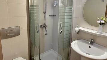 Artículos de tocador gratuitos, secador de pelo, pantuflas, toallas