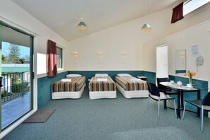 Studio, 3 Twin Beds | Cribs/infant beds, WiFi, bed sheets - Auckland Northshore Motels & Holiday Park (Auckland)