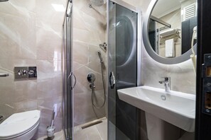 Quarto solteiro standard | Banheiro | Chuveiro, secador de cabelo, chinelos, toalhas de banho
