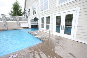 Innendørsbasseng og sesongbasert utendørsbasseng