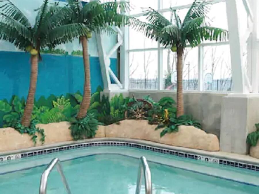 Kolam renang indoor dan kolam renang outdoor, dengan kursi berjemur