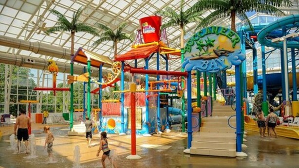Een overdekt waterpark met diverse waterattracties en glijbanen.