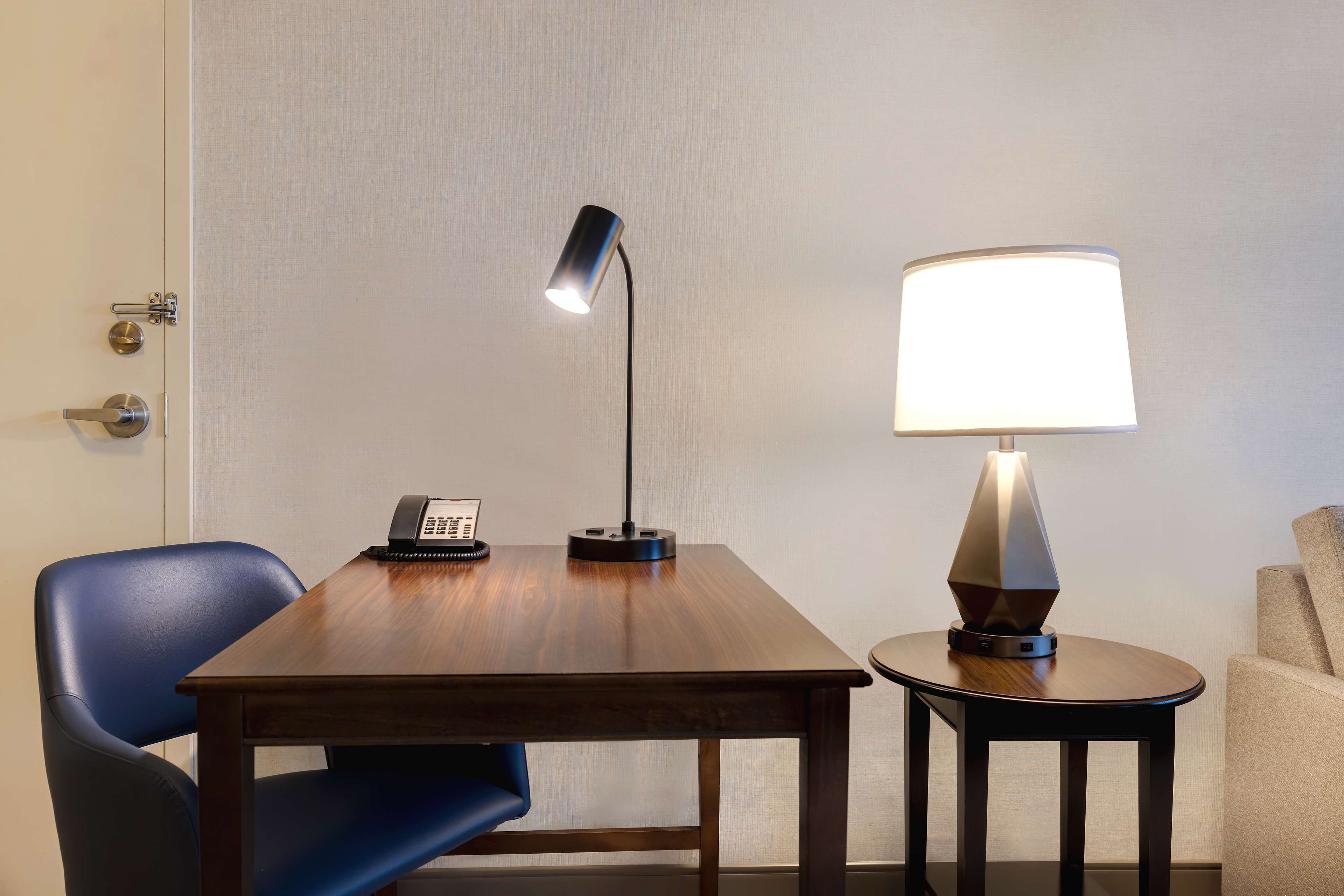 standard room, 1 king bed, accessible, non smoking (roll-in shower) | 1 bedroom, premium bedding, pillow-top beds, in-room safe