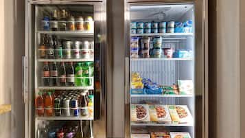 Deux distributeurs de boissons sont à disposition : l’un pour les boissons froides et l’autre pour les boissons glacées. Ils sont approvisionnés en diverses boissons et encollations.