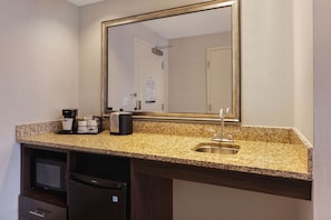Chambre Standard, 1 très grand lit, accessible aux personnes à mobilité réduite (Roll-In Shower)