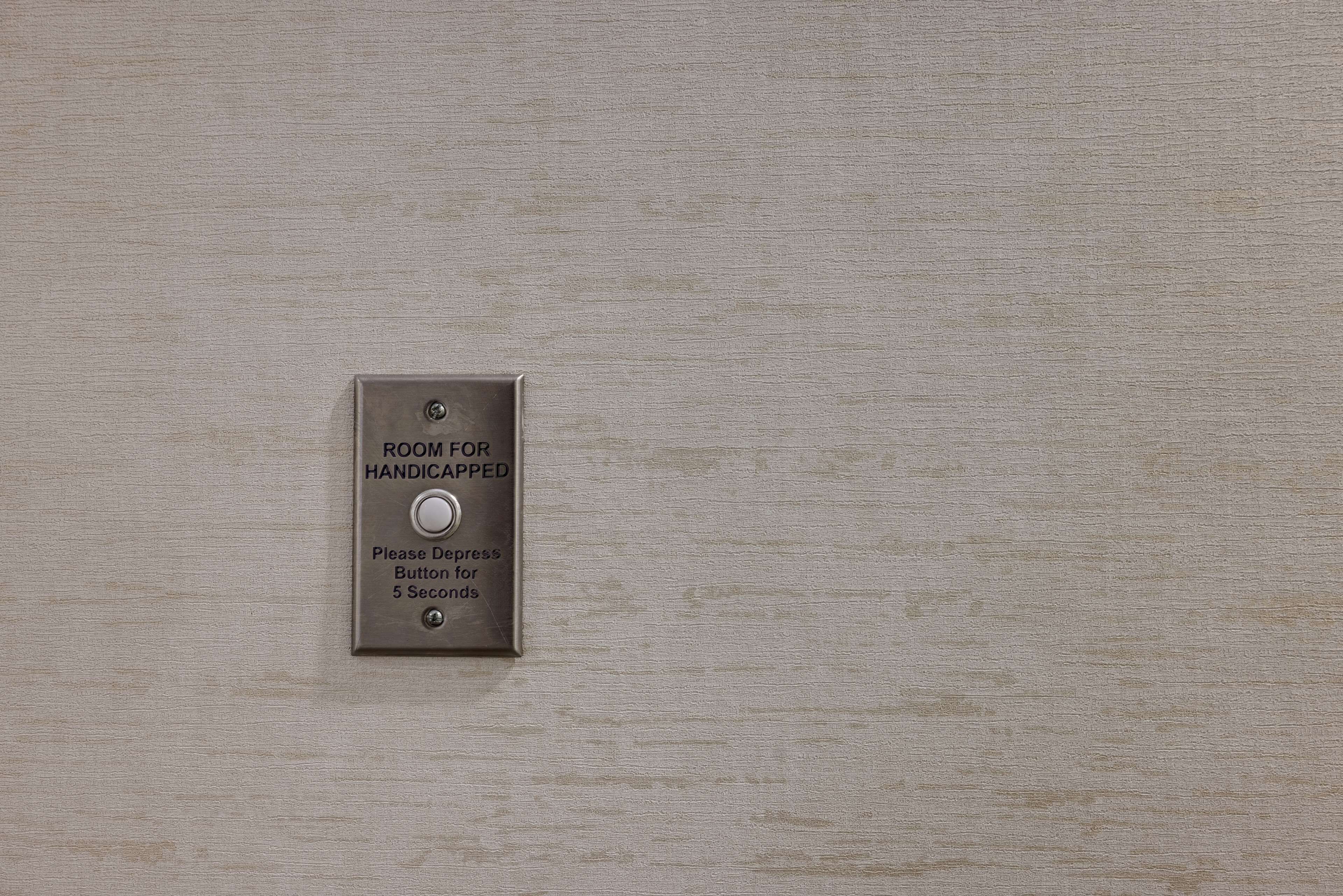 standard room, 1 king bed, accessible, non smoking (roll-in shower) | 1 bedroom, premium bedding, pillow-top beds, in-room safe