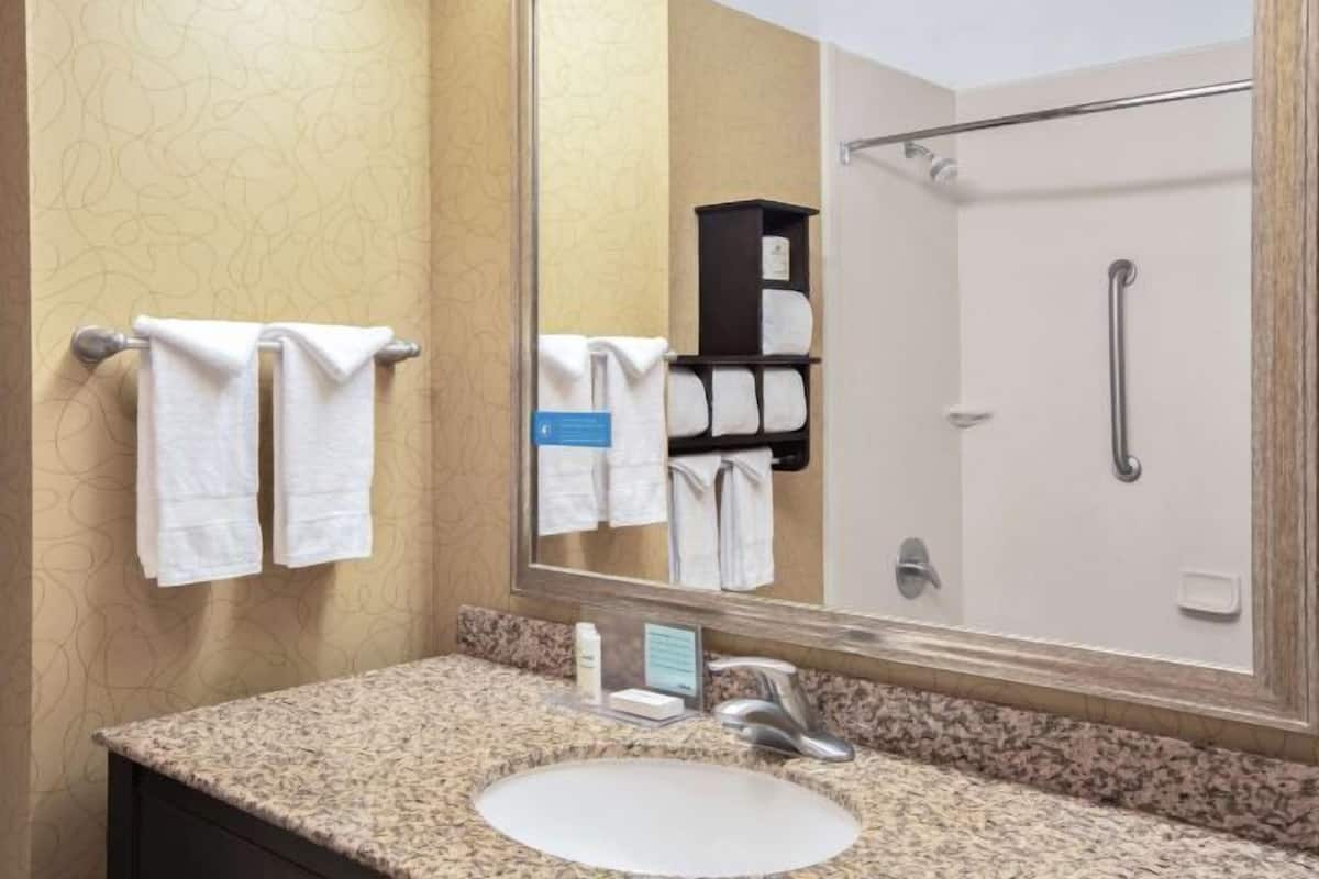 Kylpyhuone | Ilmaiset hygieniatuotteet, hiustenkuivaaja, pyyhkeet