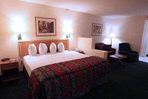 Ropa de cama de alta calidad y caja de seguridad en la habitación 