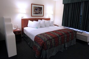 Suite Deluks, 1 Tempat Tidur King dengan tempat tidur Sofa, Bebas Asap Rokok | Brankas, meja kerja, tirai kedap cahaya, dan setrika/meja setrika