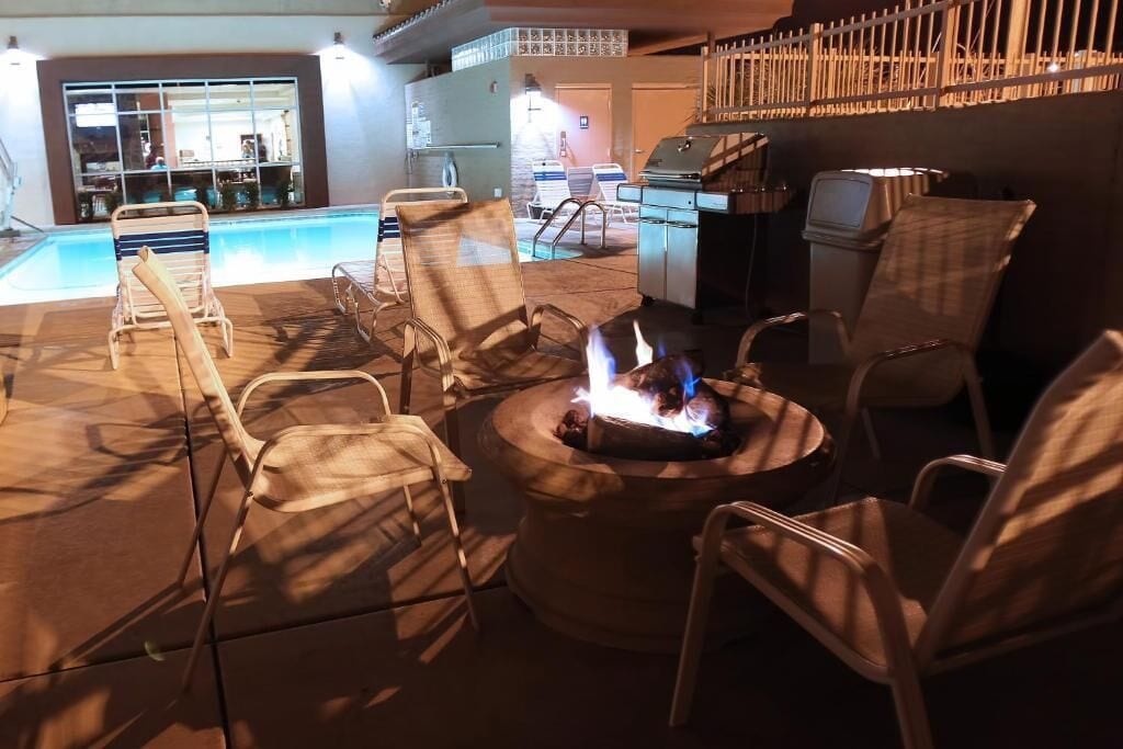 室外游泳池，日光浴躺椅