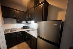 Brankas, meja kerja, tirai kedap cahaya, dan setrika/meja setrika