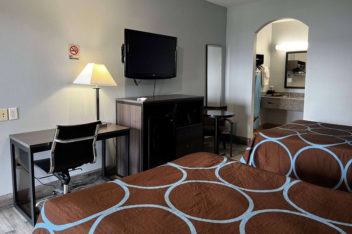 Quarto, 2 camas Queen, para não fumantes (Efficiency) | Cofres nos quartos, escrivaninha, cortinas blackout