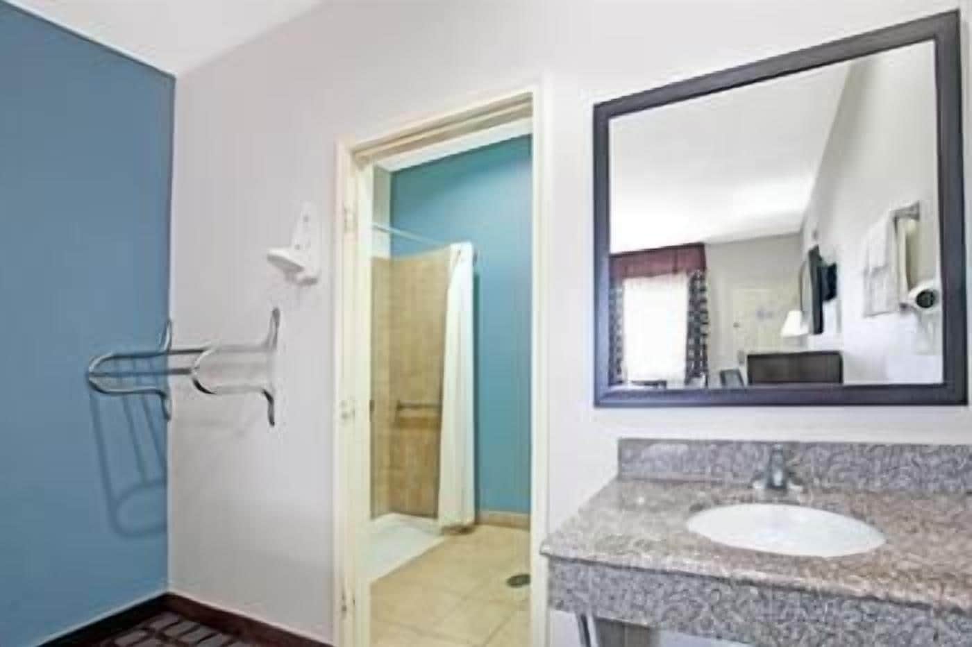 Combined shower/bathtub, free toiletries, hair dryer, towels