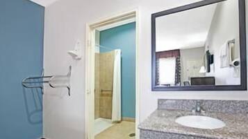 Combined shower/bathtub, free toiletries, hair dryer, towels