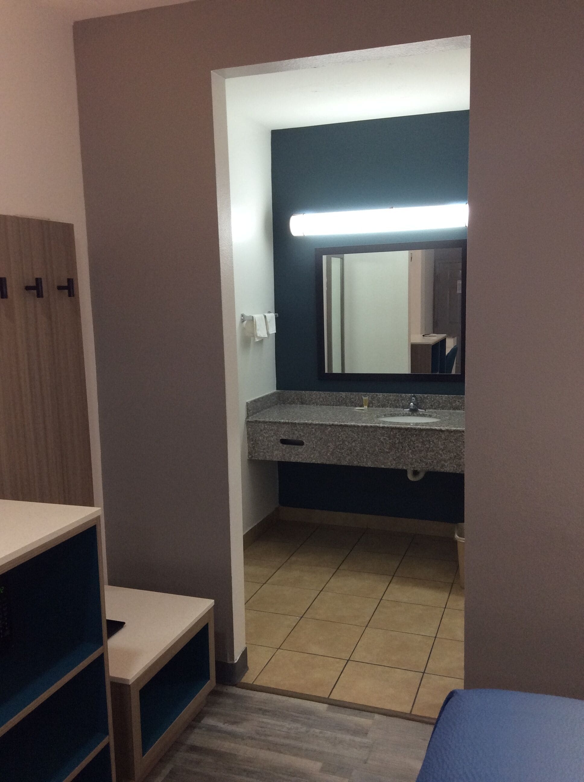 Ensemble douche/baignoire, articles de toilette gratuits, sèche-cheveux