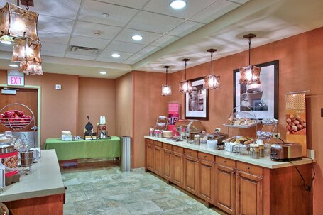 Hampton Inn Suites Scottsdale at Talking Stick - Image 36