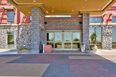 Hampton Inn Suites Scottsdale at Talking Stick - Image 25
