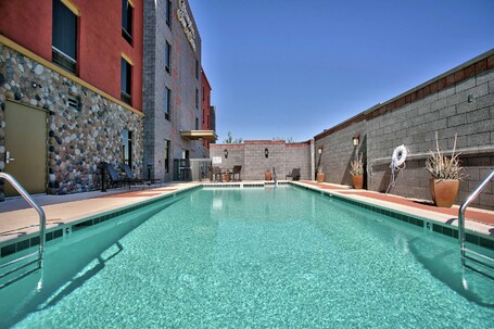Hampton Inn Suites Scottsdale at Talking Stick - Image 4
