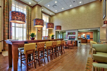 Hampton Inn Suites Scottsdale at Talking Stick - Image 11