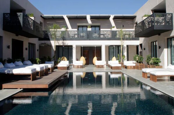 Innendørsbasseng og 2 utendørsbassenger