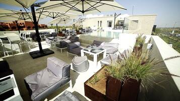 Bar en bord de piscine