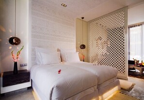 Roupas de cama premium, frigobar, cofres nos quartos