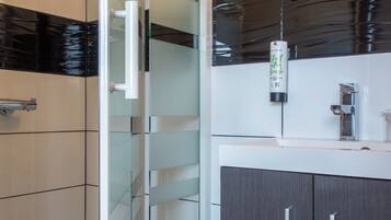 Comfort Twin Room | In-room safe, desk, laptop workspace, blackout drapes