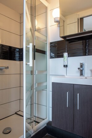 Habitación Confort con 2 camas individuales | Caja de seguridad en la habitación y escritorio 