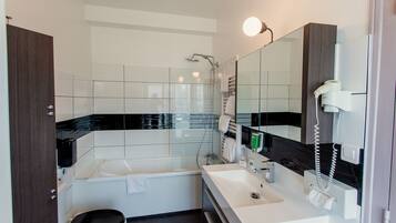 Un baño moderno con bañera, inodoro y lavamanos.