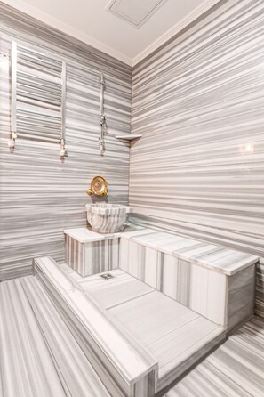 Deluxe Quadruple Room | Bathroom | Shower, free toiletries, hair dryer, bathrobes - Kumru Hotel (Istanbul)