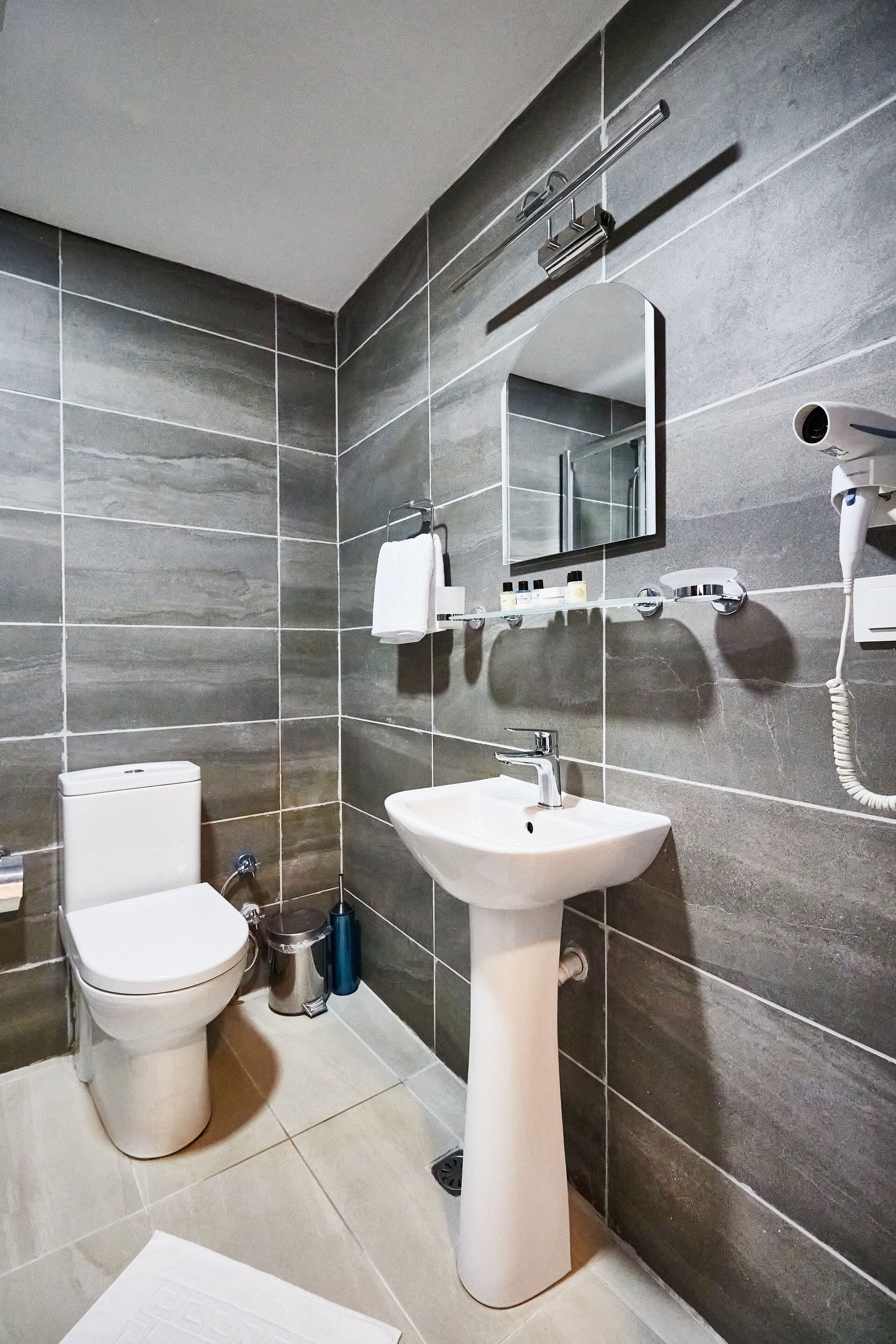 standard double or twin room, 1 double bed | bathroom | shower, free toiletries, hair dryer, bathrobes