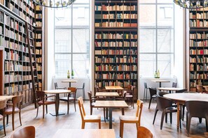 Breakfast, lunch, dinner and brunch served  - B2 Hotel Zürich (Zürich)