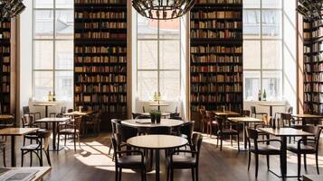 Aamiainen, lounas ja illallinen; moderni eurooppalainen keittiö