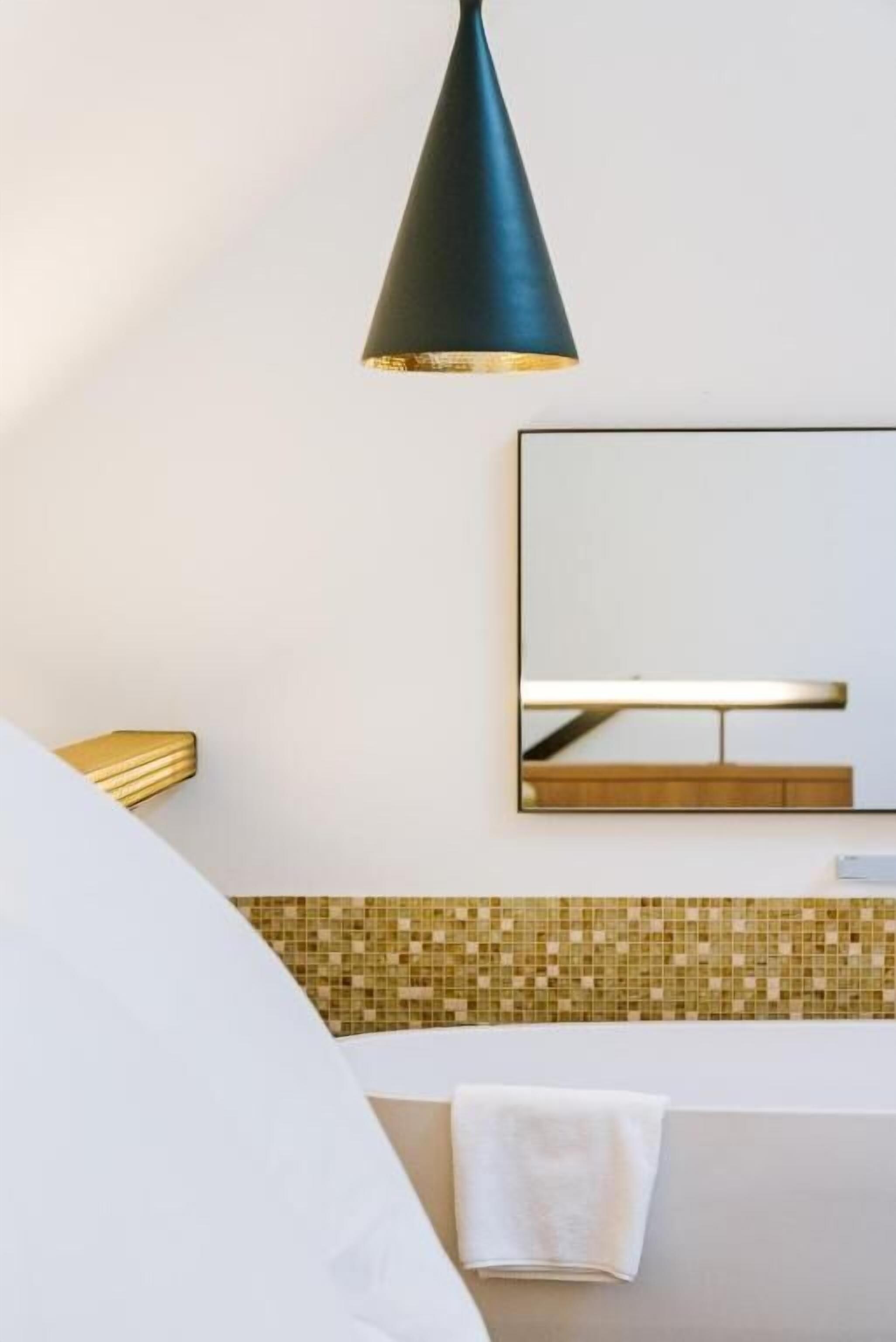 Bathtub dan shower terpisah, pengering rambut, sandal, dan handuk