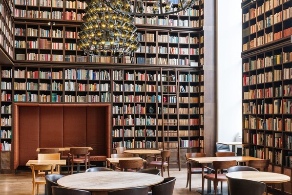 Breakfast, lunch, dinner served; Modern European cuisine - B2 Hotel Zürich (Zürich)