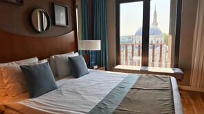 Familie suite | Een minibar, een kluis op de kamer, een bureau, een laptopwerkplek