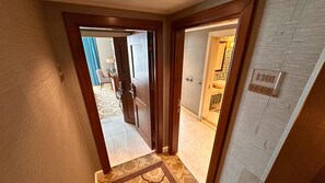 Familie vierpersoonskamer | Een minibar, een kluis op de kamer, een bureau, een laptopwerkplek