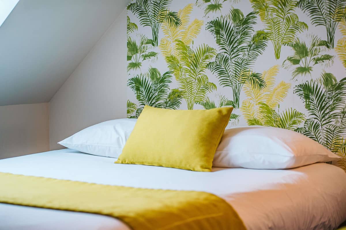 Luxe beddengoed, geluiddichte muren, een strijkplank/strijkijzer