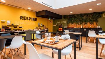 Daily continental breakfast (EUR 13.90 per person)