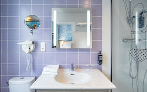 Articles de toilette écologiques, sÚche-cheveux, serviettes fournies