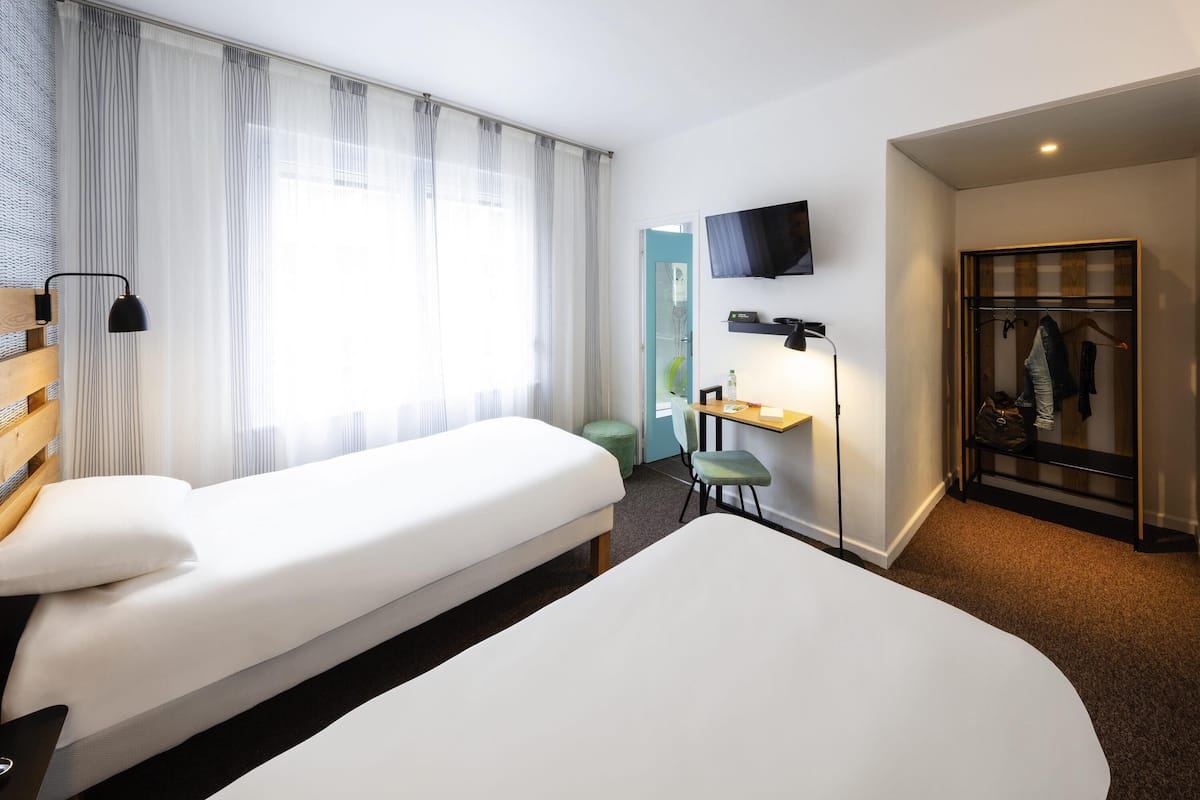 Standard Room, 2 Twin Beds | Premium bedding, soundproofing, iron/ironing board