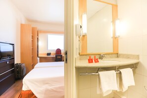 Standaard Twin kamer, 2 eenpersoonsbedden | Een minibar, een bureau, geluiddichte muren, een strijkplank/strijkijzer