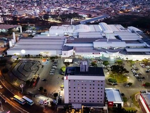 Een industriegebied met grote gebouwen, een parkeerplaats en een busstation.